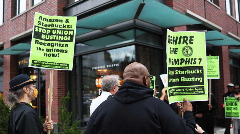 People protesting Starbucks union busting