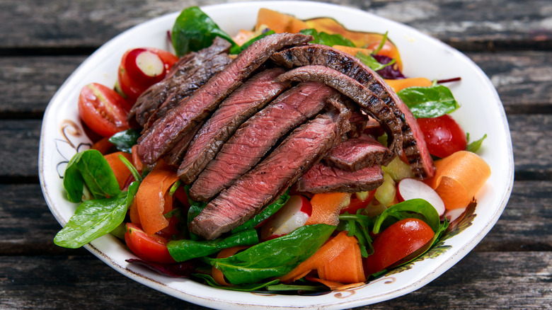 Steak salad with tomatoes