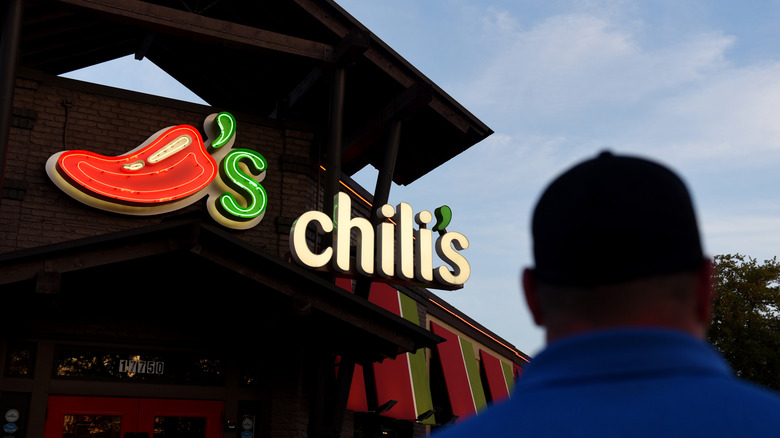 Chili's storefront sign exterior