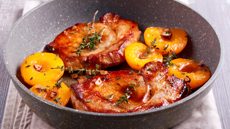 Browned pork chops with peaches