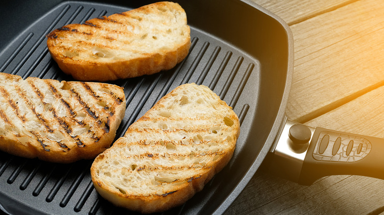 Grilling bread in a pan