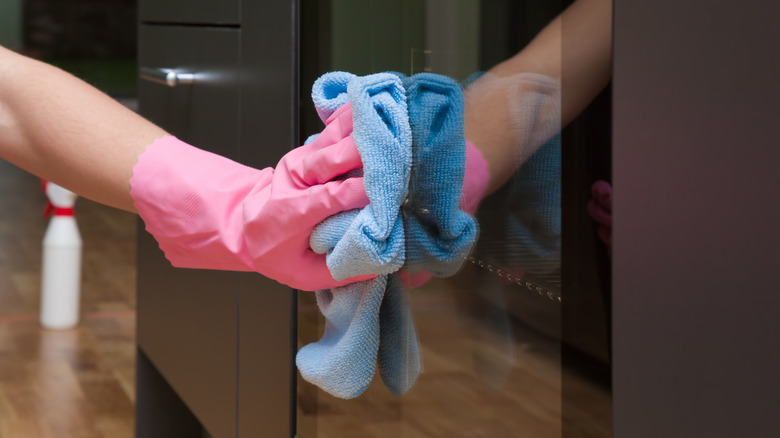 Cleaning with microfiber cloth