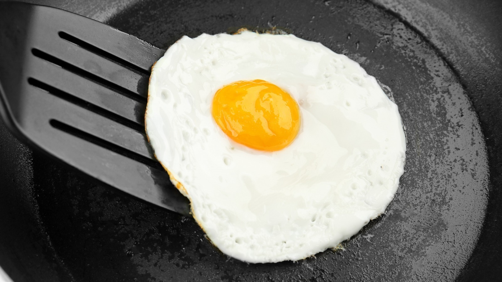 https://www.mashed.com/img/gallery/how-to-flip-over-easy-eggs-for-flawless-results-every-time/l-intro-1681328573.jpg