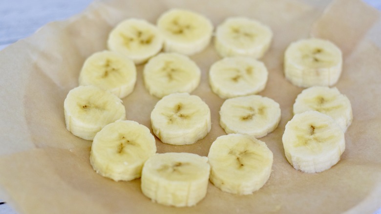 sliced bananas on plate