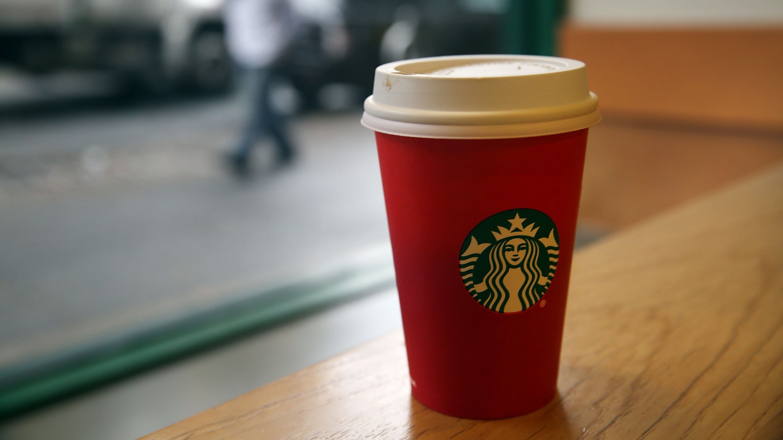 https://www.mashed.com/img/gallery/how-to-get-a-free-limited-edition-starbucks-holiday-cup/l-intro-1604597882.jpg