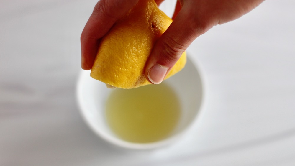 Squeezing lemon with one hand