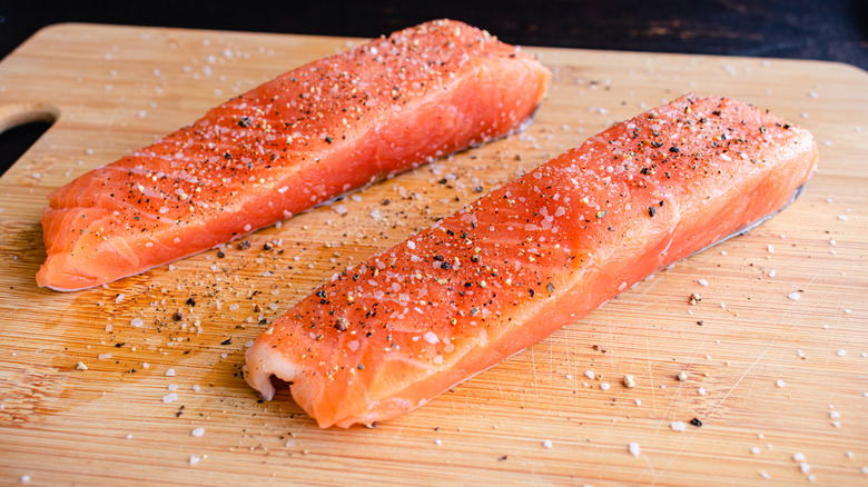 Seasoned raw salmon fillets 