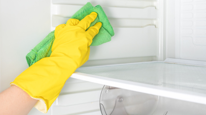 Cleaning fridge interior