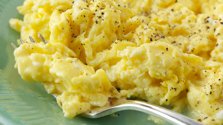 Scrambled eggs on green plate