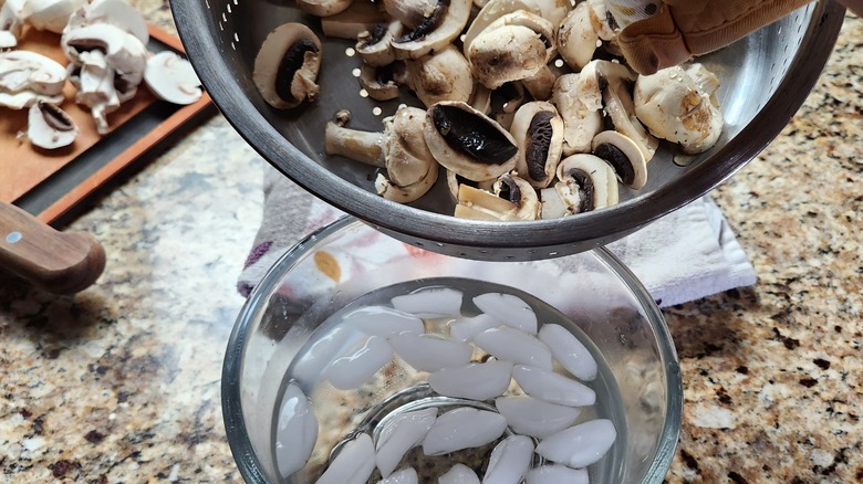 steamed mushrooms into ice water