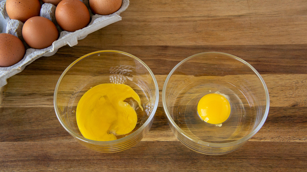 two bowls with eggs cracked into them, one is good, and one is spoiled