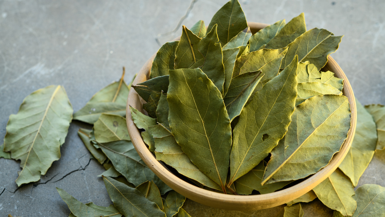 Should Bay Leaves Be Kept When Reheating? A Culinary Conundrum Unraveled