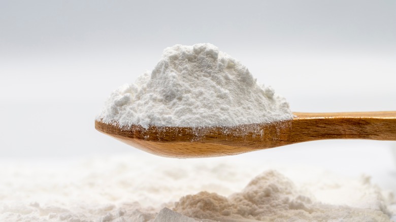 Powdered sugar on wooden spoon