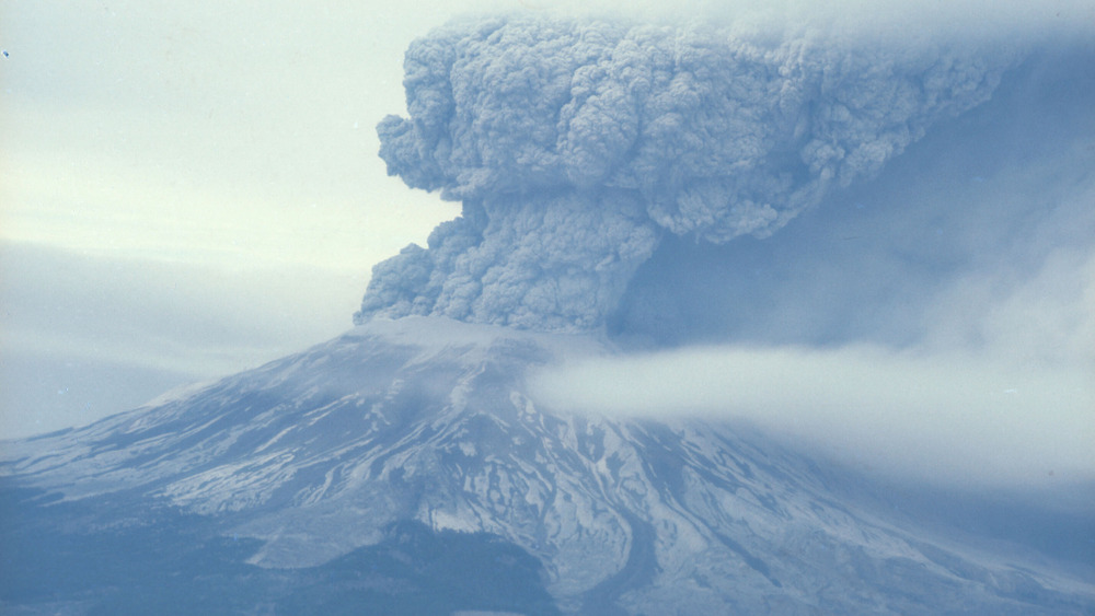 Mt St Helens erupting