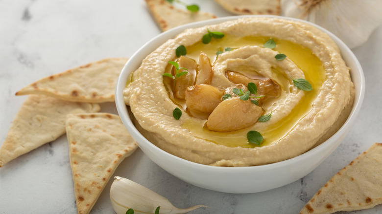 Creamy garlic hummus