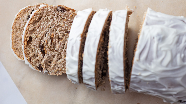 sliced cinnamon raisin bread