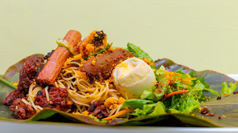 plate of waakye on a leaf