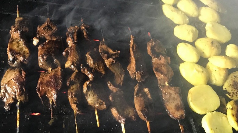 Skewers of anticucho and potatoes 