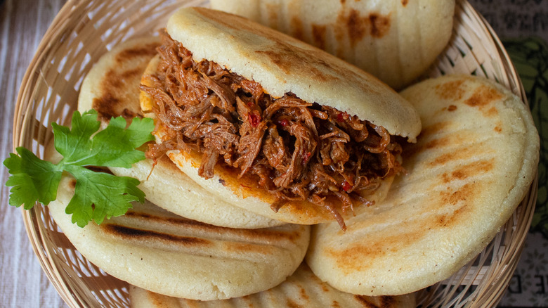 Plate with stuffed arepas 