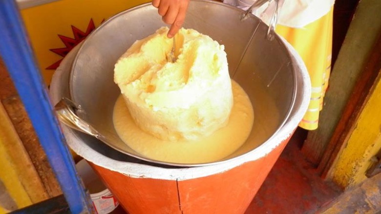 Person preparing queso helado 