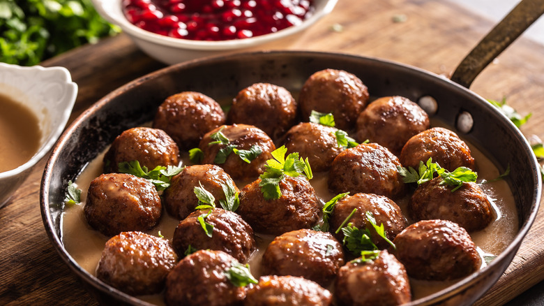 Pan with cooked köttbullar