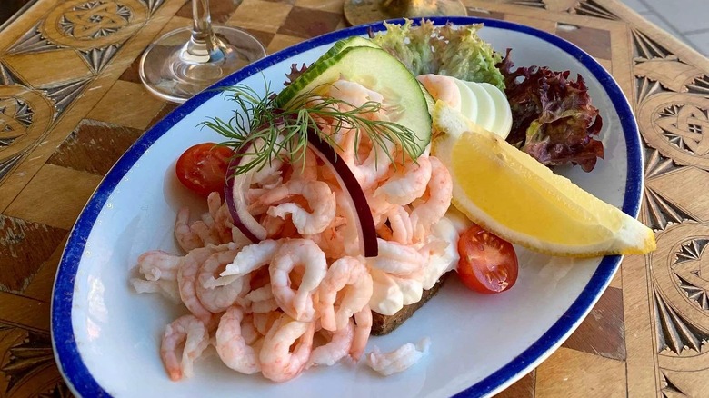 Räksmörgås on plate