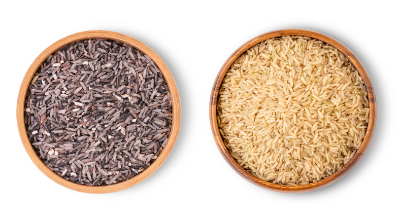 Two varieties of rice in bowls