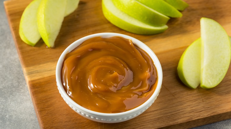 caramel dip with sliced apples