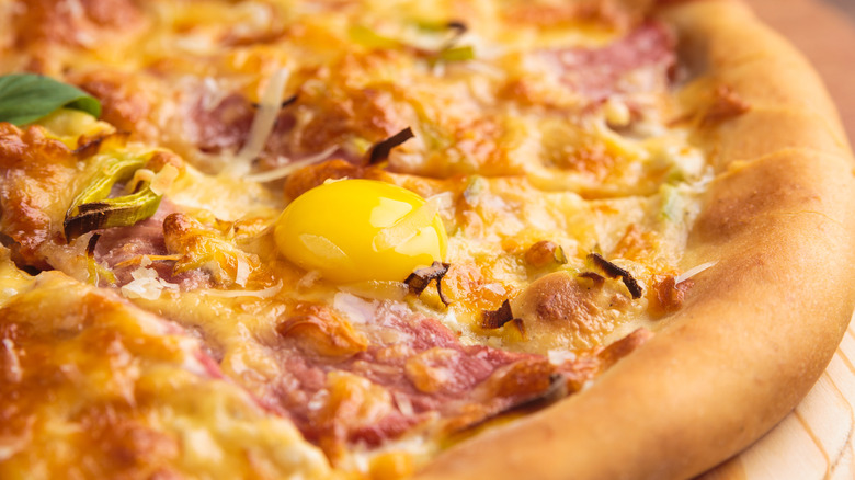 egg on pizza