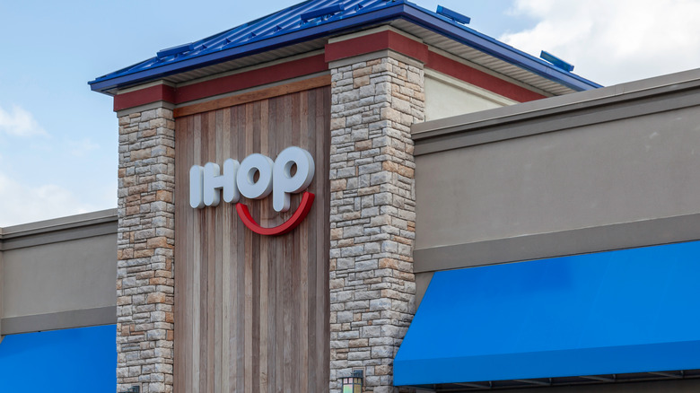 outdoor view of IHOP location