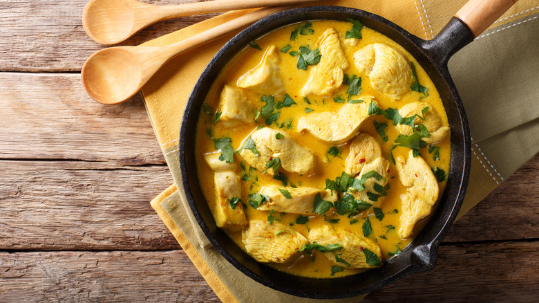 A pan of chicken korma