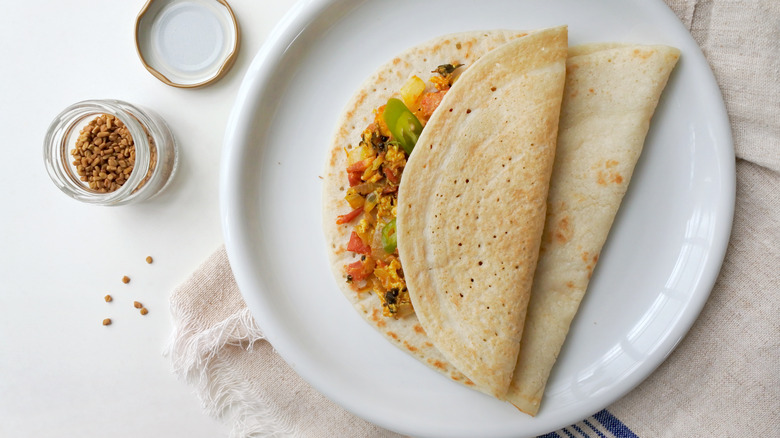 egg dosa on plate