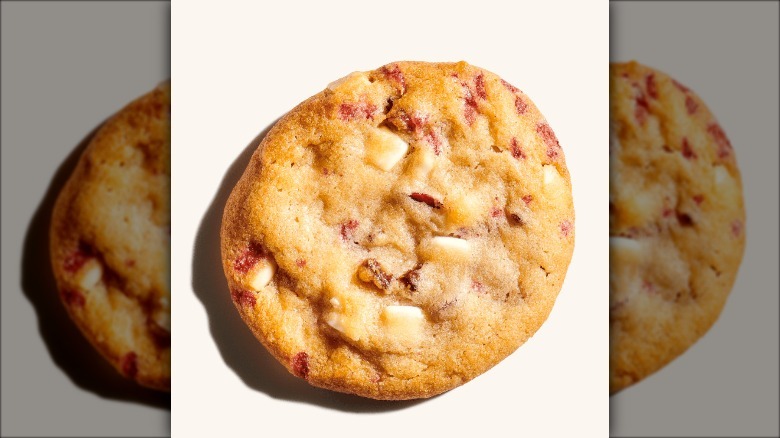 Cookie with dried fruit in it 