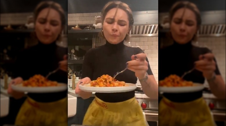 Florence Pugh eats from plate of courgetti