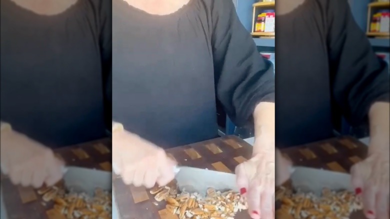 Ree Drummond chopping pecans 