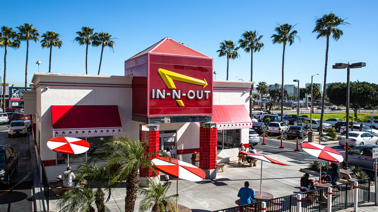 In-N-Out restaurant exterior