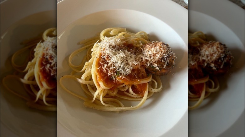 A plate of spaghetti and meatballs.