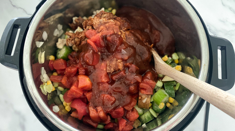 meats and sauce atop veggie mix