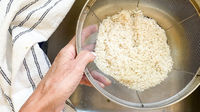 hand rinsing rice