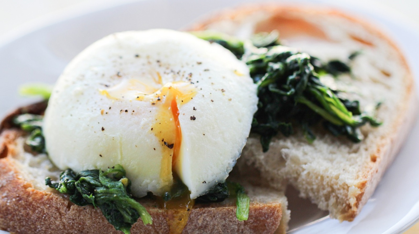 https://www.mashed.com/img/gallery/instant-pot-poached-eggs/l-intro-1618238108.jpg