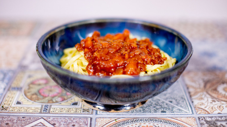 Spaghetti Bolognese in black bowl