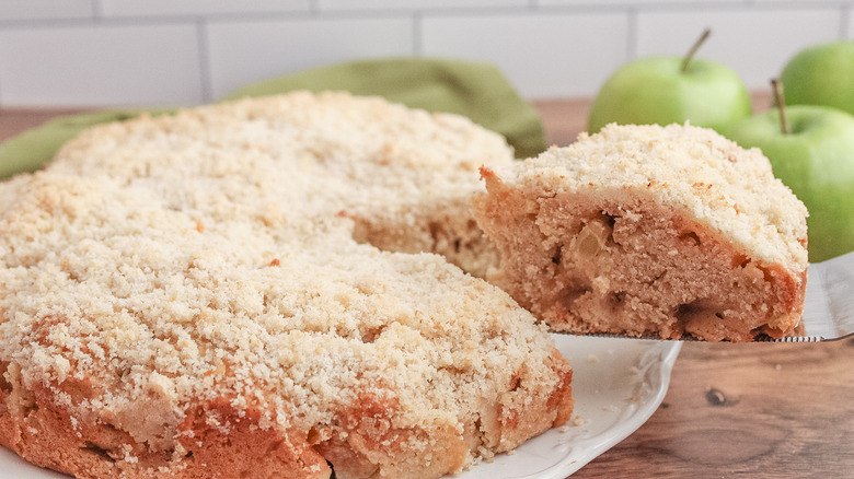 slicing irish apple cake 