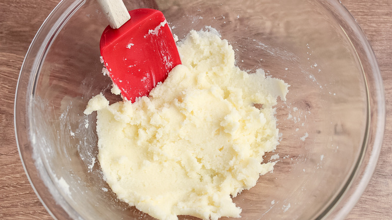 butter sugar mix in bowl 