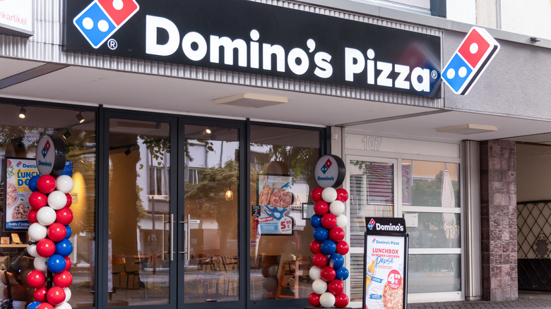 domino's pizza storefront