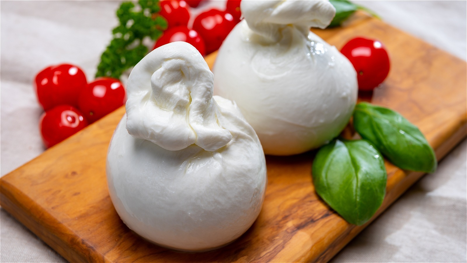 https://www.mashed.com/img/gallery/is-it-safe-to-eat-the-skin-of-burrata-cheese/l-intro-1676401489.jpg