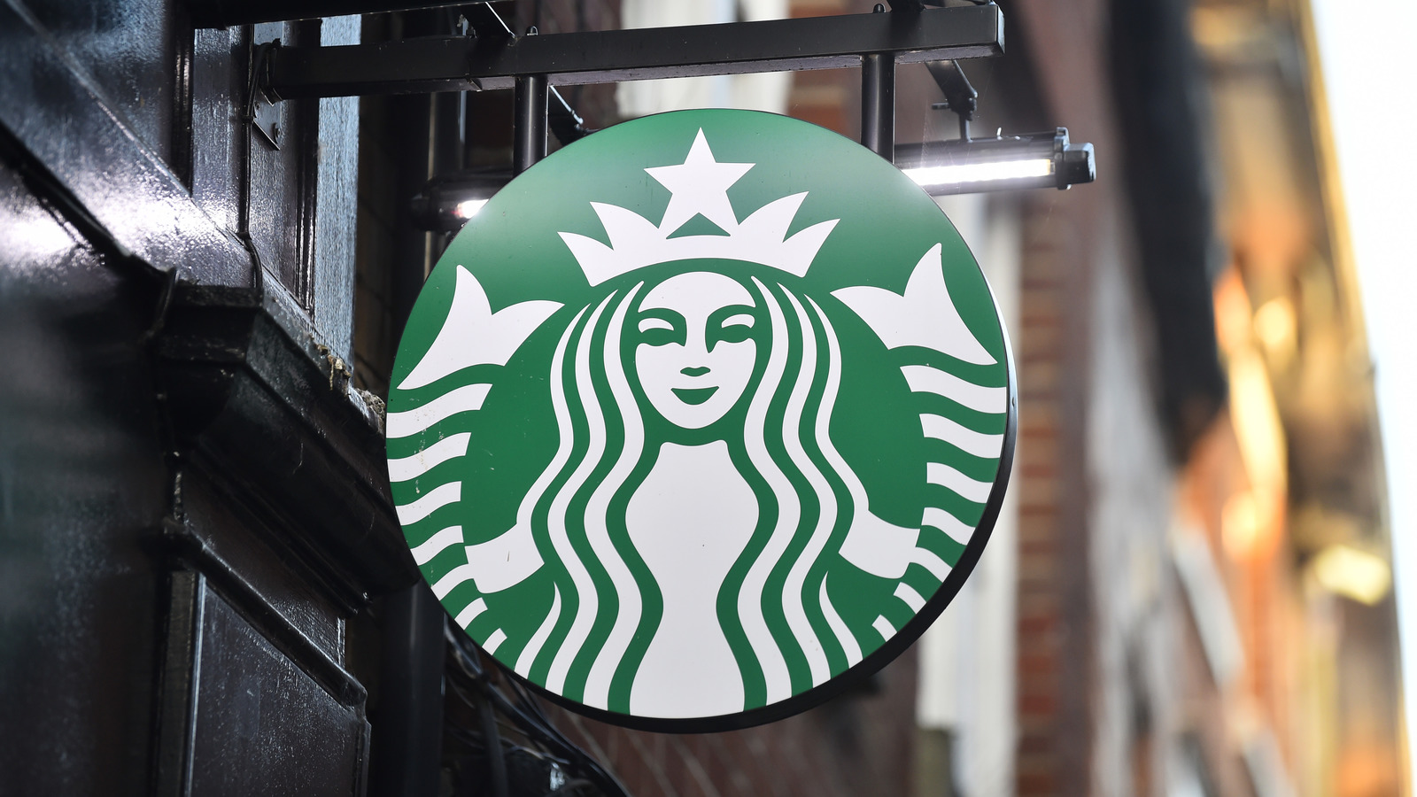What time will Starbucks close Christmas Eve? 