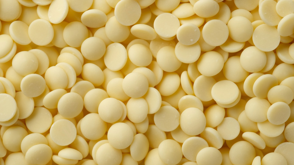 pile of white chocolate chips