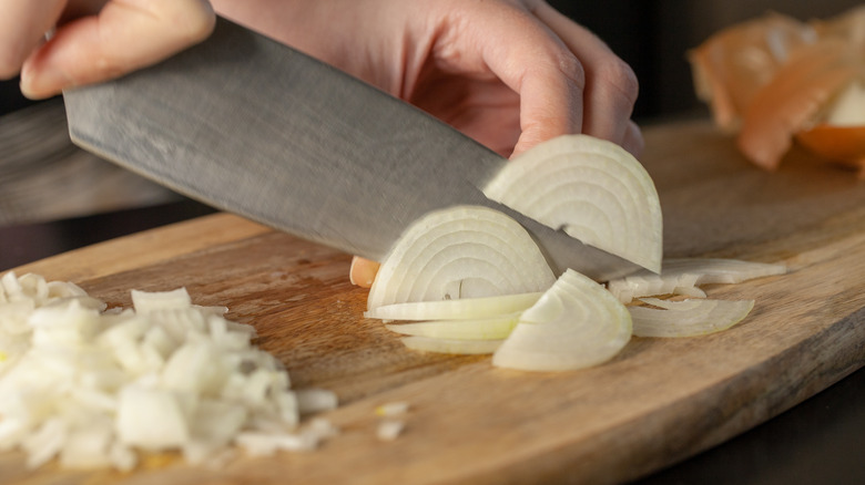 horizontal way to slice an onion