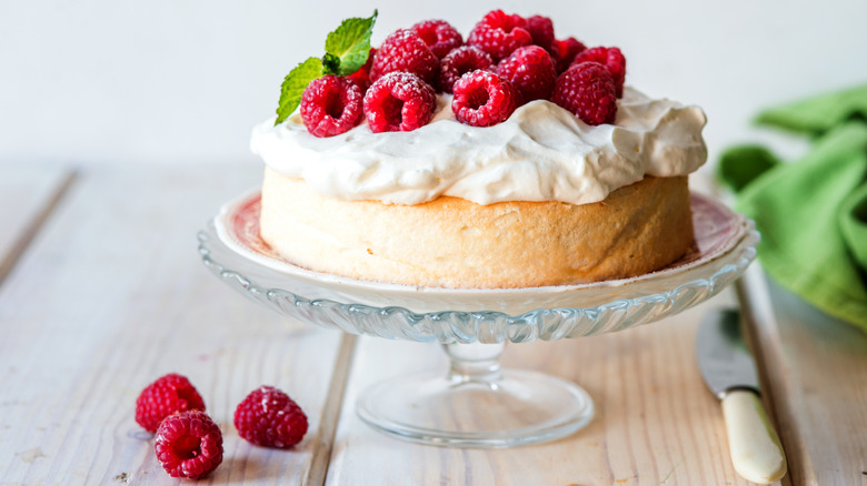 angel food cake with fruit