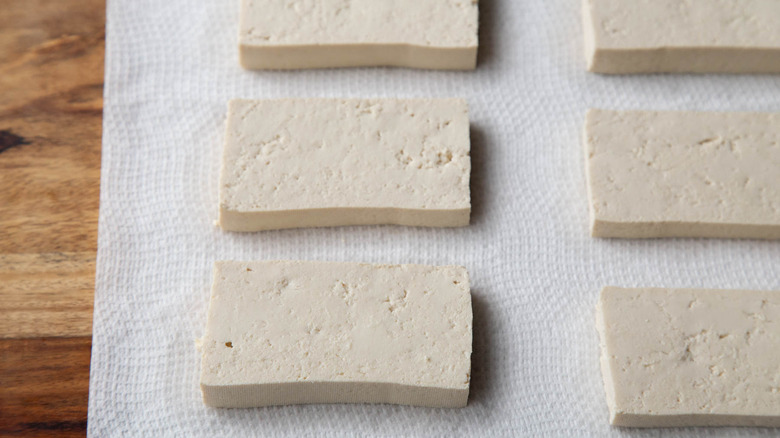 tofu slices on paper towel